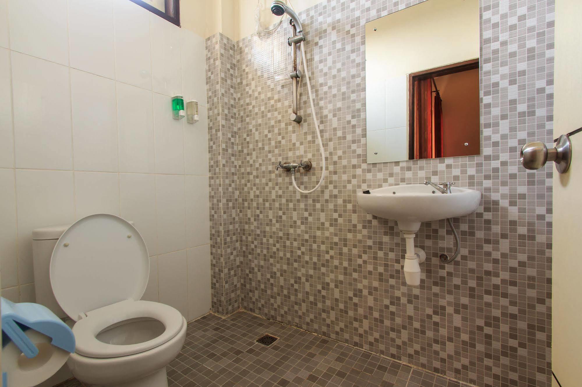 Ivanka Airport Inn Kuta Lombok Extérieur photo