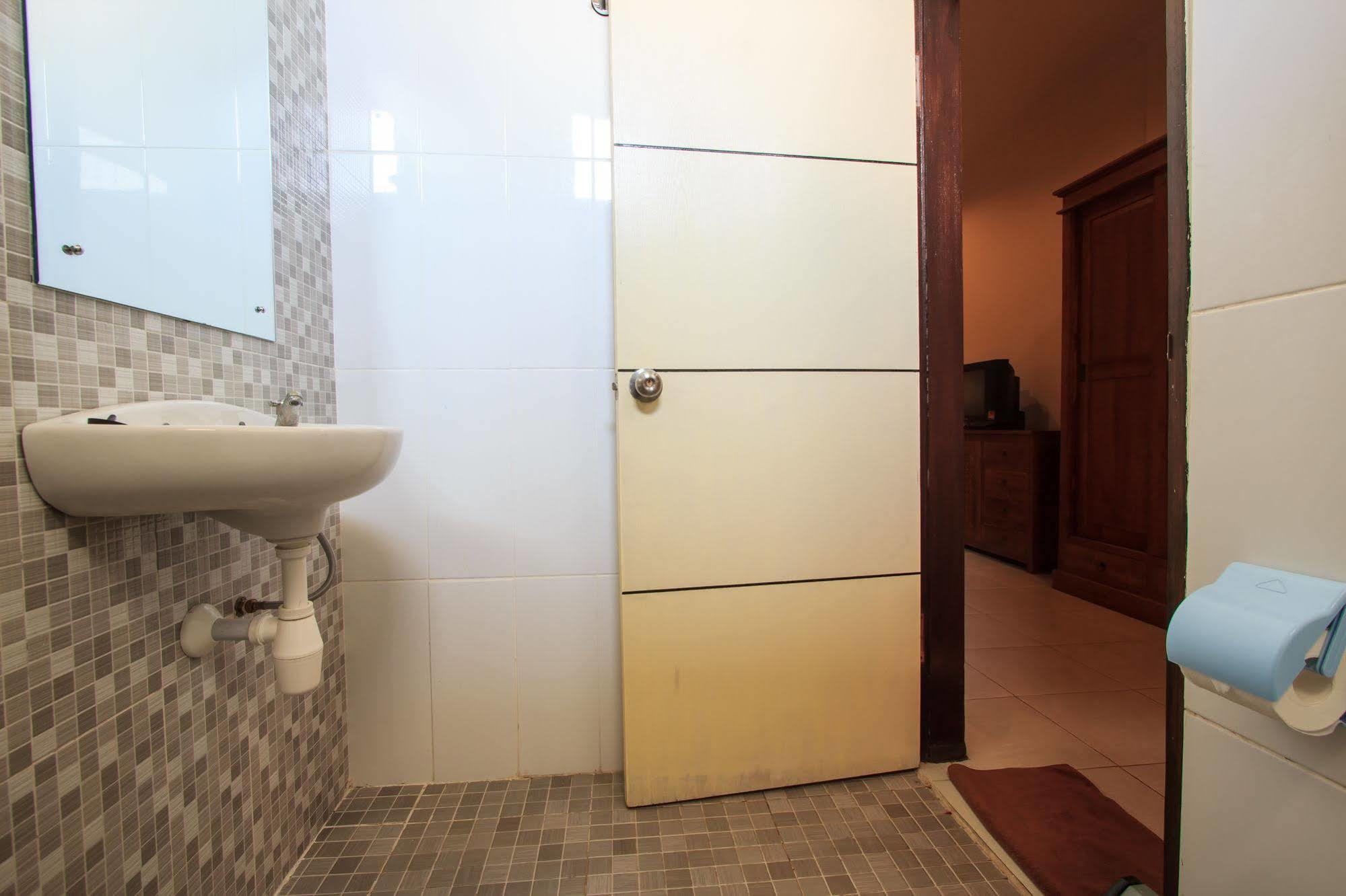 Ivanka Airport Inn Kuta Lombok Extérieur photo